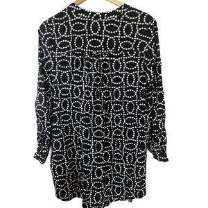 H&M black and white tunic. Beautiful quality material. Hangs nicely. Women’s S